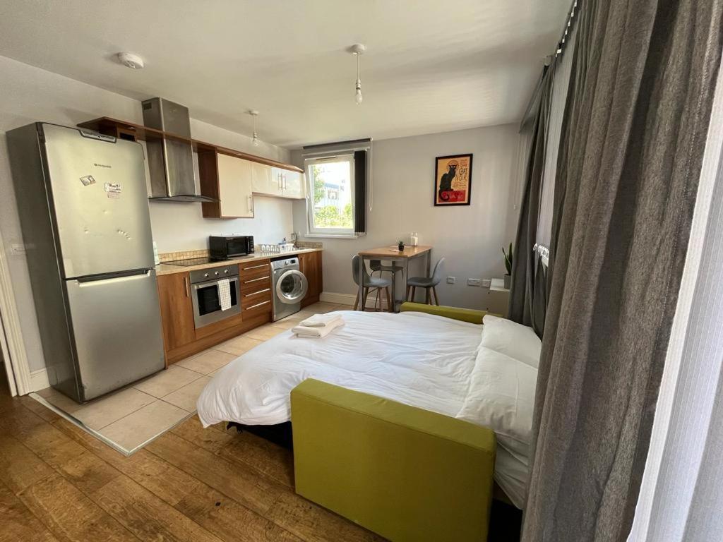 Modern Flat Near Transports Апартаменты *
