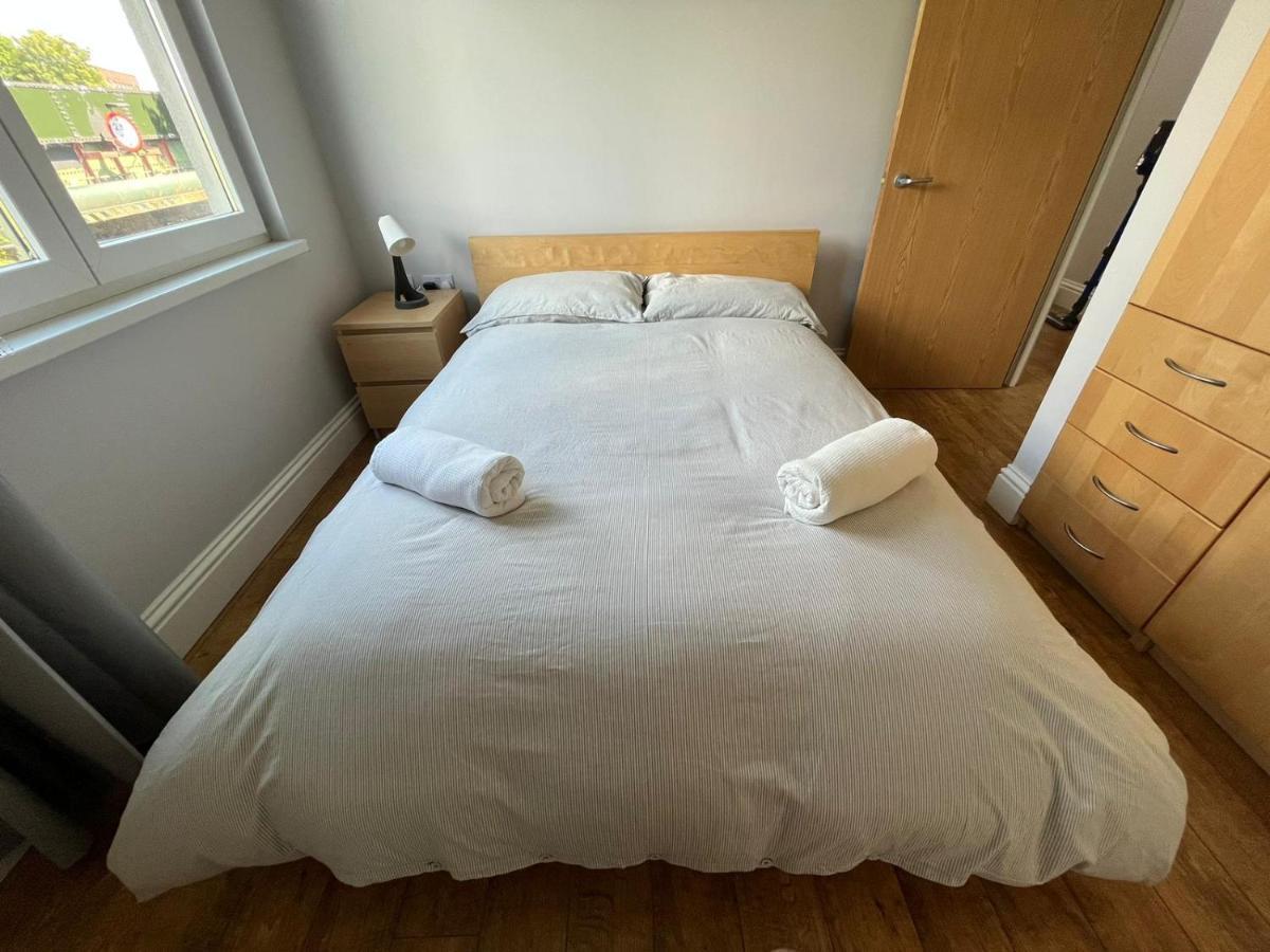 Апартаменты Modern Flat Near Transports Лондон