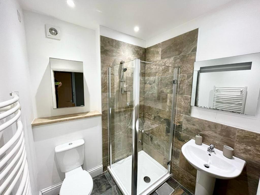 Апартаменты Modern Flat Near Transports Лондон