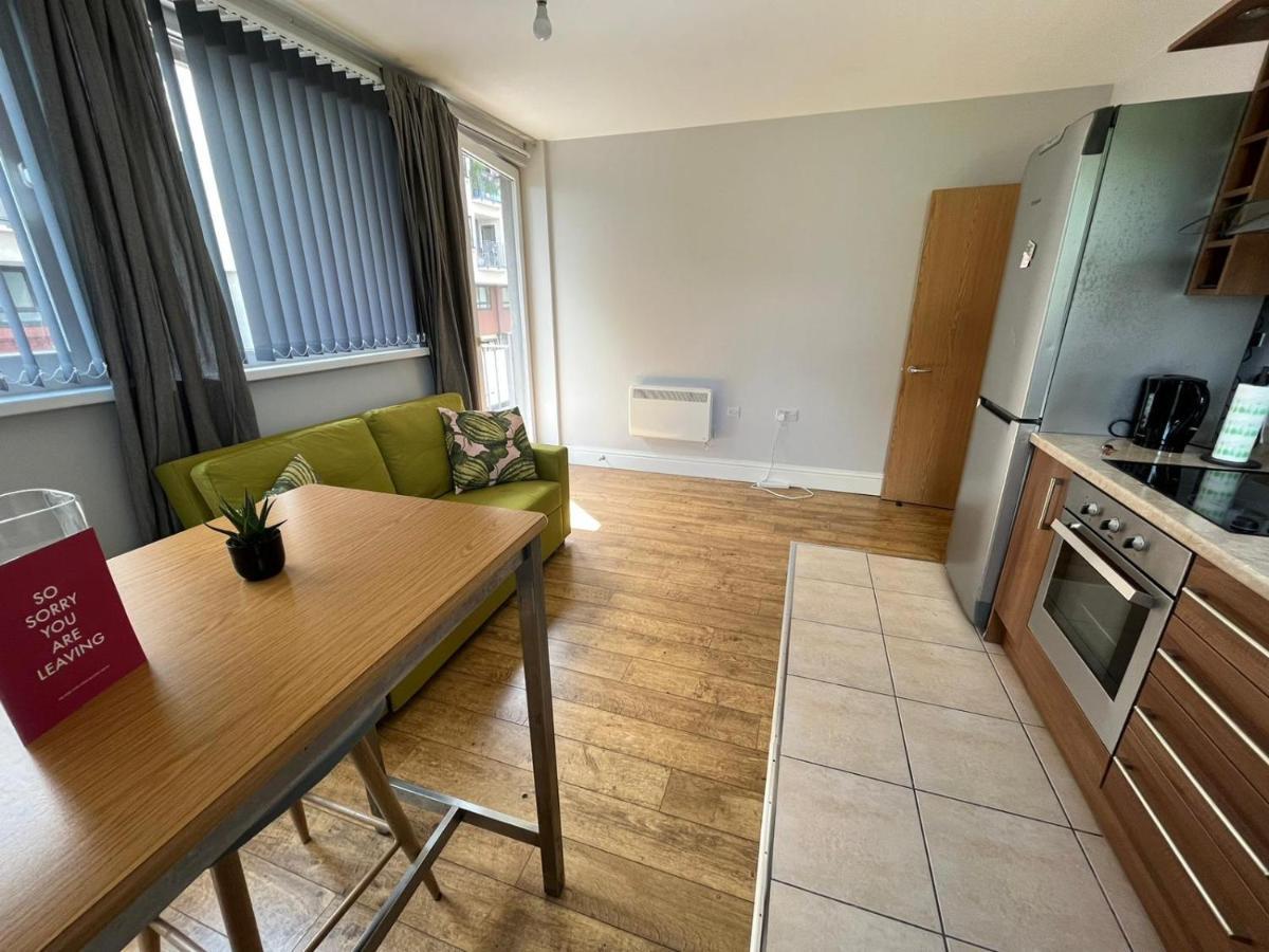 Modern Flat Near Transports Londra