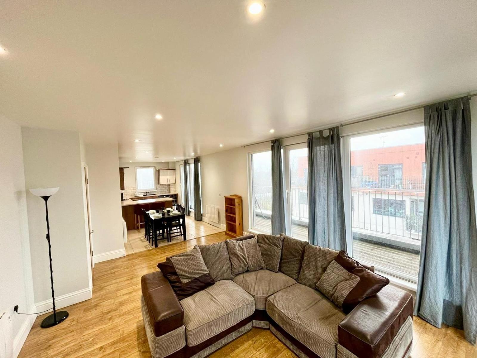 Modern Flat Near Transports Londra